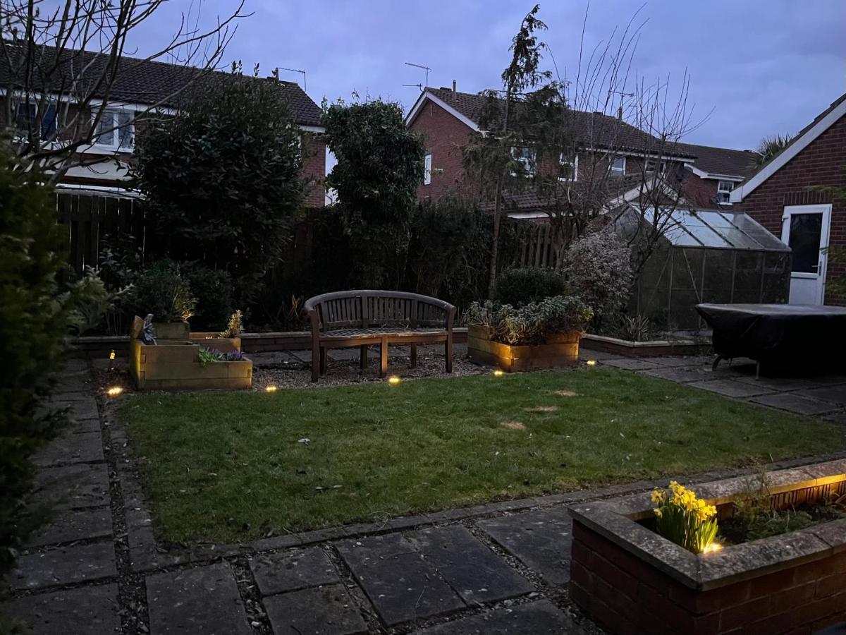 Stunning Beverley Bungalow W Fireplace, Private Parking, And Garden Екстер'єр фото