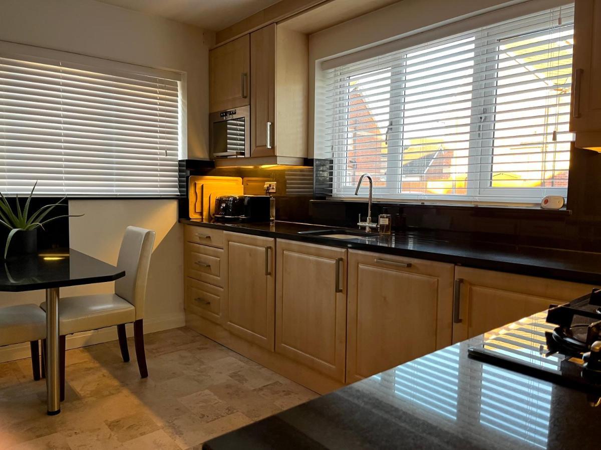 Stunning Beverley Bungalow W Fireplace, Private Parking, And Garden Екстер'єр фото