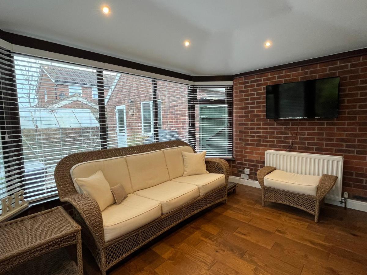 Stunning Beverley Bungalow W Fireplace, Private Parking, And Garden Екстер'єр фото