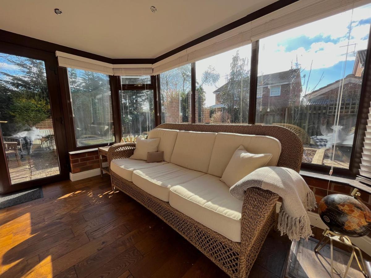 Stunning Beverley Bungalow W Fireplace, Private Parking, And Garden Екстер'єр фото